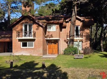 Casa · 383m² · 5 Dormitorios · 1 Cochera · Casa en Venta - Barrio B5 - Excelente Estado - Quincho - Financiación