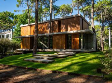 Casa de 6 ambientes, Cariló · Excepcional Casa en Venta en Carilo Golf