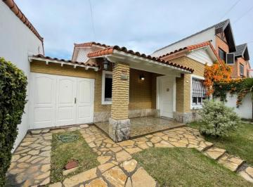 Casa · 143m² · 3 Ambientes · 1 Cochera · Oportunidad Casa en Castelar Sur