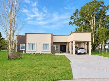 Casa · 180m² · 5 Ambientes · 3 Cocheras · Venta de Casa 5 Ambientes Moderna y Funcional con Energía