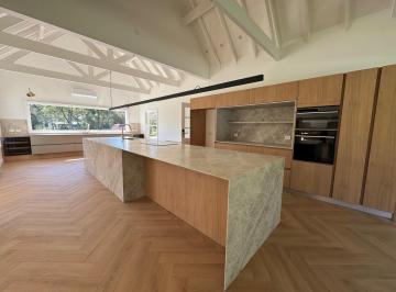 Casa · 405m² · 5 Ambientes · 4 Cocheras · Casa en Venta en San Diego - Refaccionada - 5 Ambientes