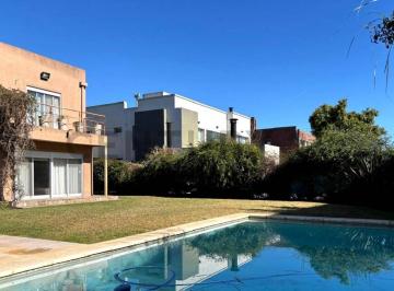 Casa · 200m² · 6 Ambientes · 2 Cocheras · Casa de 3 Dorm. en Venta en Don Carlos