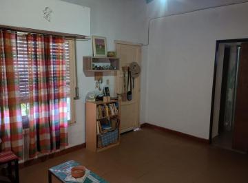 Casa · 110m² · 3 Ambientes · 1 Cochera · Casa y Departamento Para Dos Familias - Zona R. S. peña y m. Bravo
