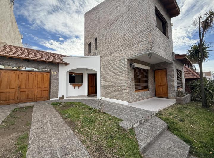 Casa · 237m² · 9 Ambientes · 2 Cocheras