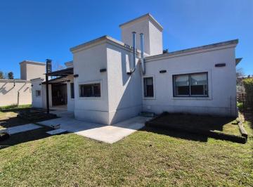 Casa · 100m² · 4 Ambientes · 3 Cocheras · Venta Casa 4 Amb con Pisicina Muy Luminosa Gran Jardin