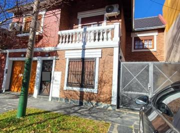 Casa · 82m² · 4 Ambientes · 2 Cocheras · Venta Banfield. Duplex 4 Ambientes