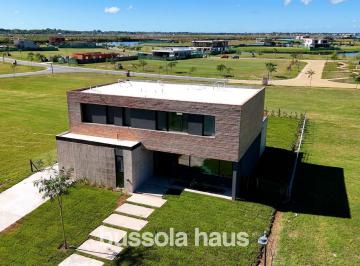 Casa · 230m² · 5 Ambientes · 1 Cochera · Casa en Venta 5 Ambientes Financiada Amarras Puertos Escobar