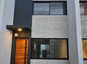 Casa · 170m² · 5 Ambientes · 1 Cochera · Triplex Premium a Estrenar 5 Ambientes - Cochera - Jardin