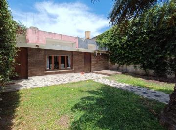 Casa · 95m² · 4 Ambientes · Venta | Permuta - Casa de Pasillo de 2 Dorm. con Jardín. Las Heras, Rosario.