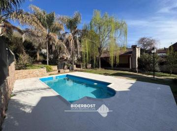 Casa · 220m² · 5 Ambientes · 2 Cocheras · Casa en Venta en Carlos Paz con Hermoso Jardin