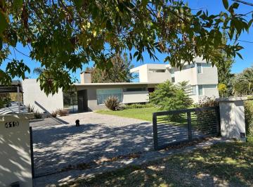Casa · 258m² · 7 Ambientes · 3 Cocheras · Casa en Campos de Roca