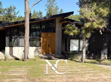 Casa · 300m² · 6 Ambientes · Casa Moderna en Venta en Costa Esmeralda