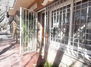 Casa · 170m² · 7 Ambientes · 1 Cochera · Century 21 Vende Amplia Propiedad en Cuarta Sección Oeste en La Ciudad de Mendoza