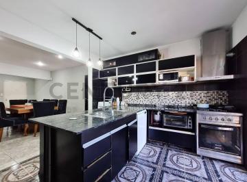 Casa · 230m² · 4 Ambientes · 2 Cocheras · Casa de 4 Dorm. en Venta