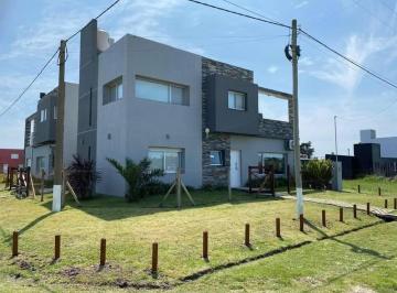Edificio · 300m² · 4 Cocheras · Complejo de 4 Departamentos. Equipados, Funcionando. La Caleta. con Fondo de Comercio de 9 Años.