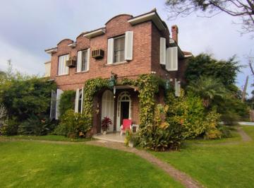 Casa · 386m² · 5 Ambientes · 2 Cocheras · Chalet Estilo Barrio Ingles Hurlingham