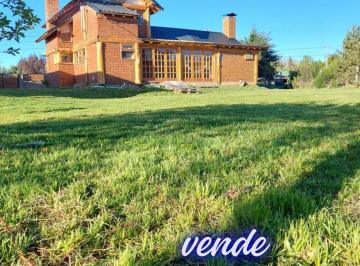 Casa · 1000m² · 4 Ambientes · 1 Cochera · Casa en Venta en Dina Huapi – Lote de 1.000 m² con Quincho