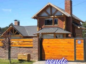 Casa · 1000m² · 4 Ambientes · 1 Cochera · Casa en Venta en Dina Huapi – Lote de 1.000 m² con Quincho