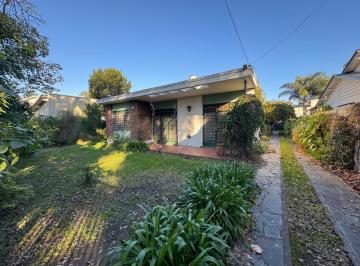 TAV-TAV-7020_2 · Venta de Casa con Parque, Pileta y Quincho en Castelar, Moron.