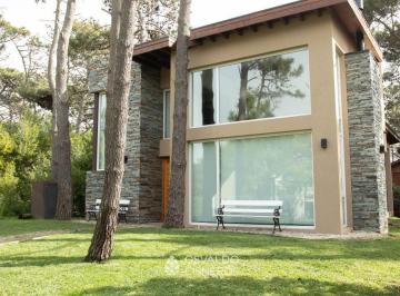 Casa de 5 ambientes, Mar de las Pampas · Los Patitos – Mar de Las Pampas - ¡Vas Caminando a La Playa!