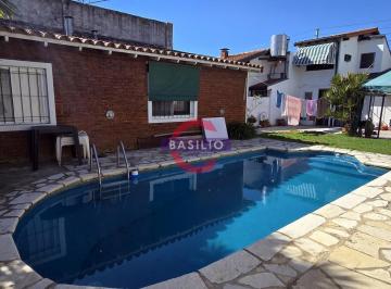 Casa · 161m² · 4 Ambientes · 2 Cocheras · Venta Excelente Casa 4 Ambientes con Jardín y Pileta en Carapachay