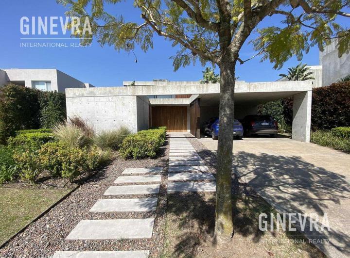 Casa · 320m² · 6 Ambientes · 2 Cocheras