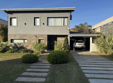 Casa · 239m² · 3 Dormitorios · 3 Cocheras · Casa en Adrogue