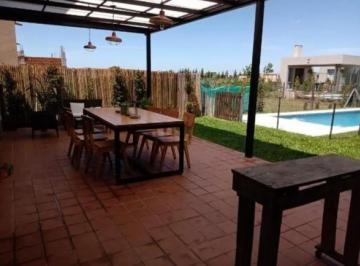Casa · 150m² · 4 Ambientes · 2 Cocheras · Casa en Vila Marina