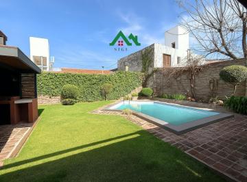 Casa · 284m² · 3 Dormitorios · 3 Cocheras · Casa en Venta en Urca – 3 Dorm., Pileta y Triple Cochera