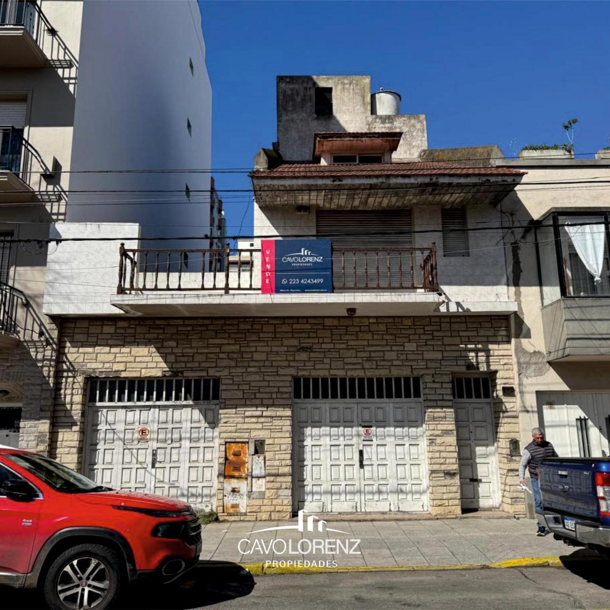 Salta 1378. Chalet 4 amb. con cochera y espacio para 3 autos — Plaza Rocha