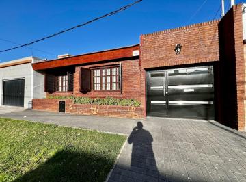 Casa · 94m² · 2 Dormitorios · 1 Cochera · Casa en Ensenada