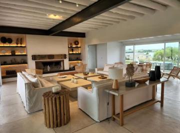 Casa · 4000m² · 7 Ambientes · 2 Cocheras · Casa en Pueblo Mio.