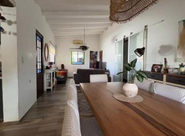 Casa · 175m² · 4 Ambientes · 3 Cocheras · Venta Casa con Pileta Apta a Credito Unquillo Acepta Permuta