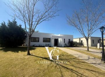Casa · 190m² · 4 Ambientes · 2 Cocheras · Casa a La Laguna en San Matias. Oportunidad!