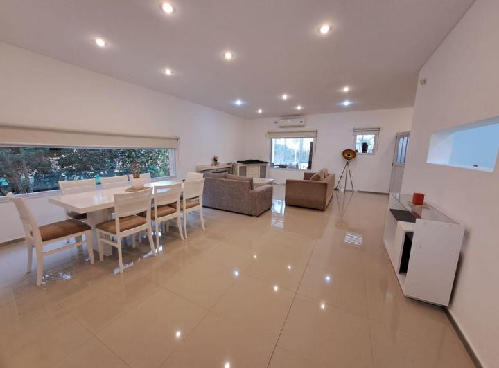 Casa · 270m² · 5 Ambientes · 3 Cocheras