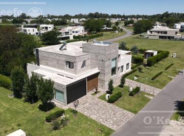 Casa · 653m² · 7 Ambientes · 2 Cocheras · Casa en Venta en Greenville de 7 Ambientes con Pileta con Detalles de Categoria!