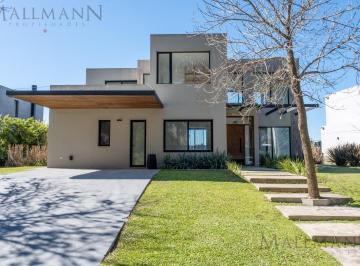 Casa · 1051m² · 8 Ambientes · 2 Cocheras · Casa en Venta 4 Dorms en Suite Sobre La Laguna con Pileta en Pilará