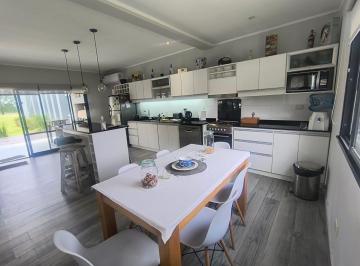 Casa · 253m² · 5 Ambientes · Espectacular Casa 6 Ambientes en Puerto Chascomús.