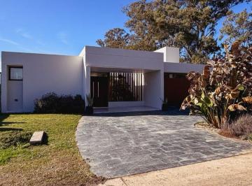 Casa · 269m² · 5 Ambientes · 2 Cocheras · Propiedad de Categoría en El Loteo Jockey Club - Apta Crédito