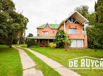 Casa · 438m² · 5 Ambientes · 2 Cocheras · Casaquinta Zona Cruce Varela