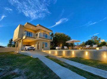 Casa · 120m² · 2 Dormitorios · 1 Cochera · Casa a Estrenar con Pileta, a m de La Ruta. Tanti