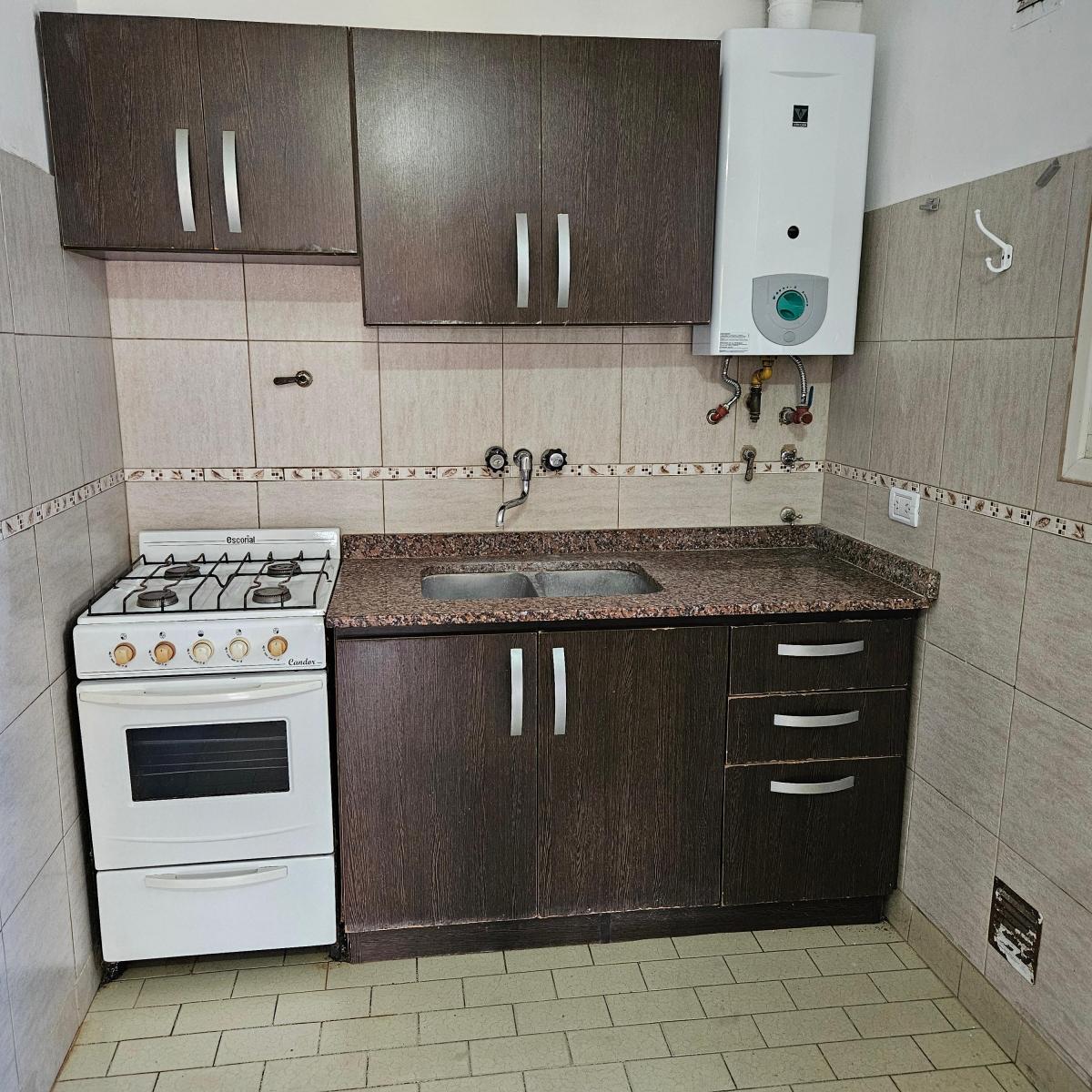 Departamento de tres ambientes. Contrafrente. Cocina amplia. Muy soleado. Dis dormitorios. Un baño.