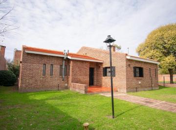Casa · 130m² · 5 Ambientes · 1 Cochera · Suipacha y Ramirez, Funes.