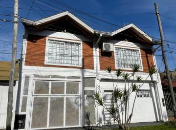 Casa · 100m² · 5 Ambientes · 1 Cochera · Hermosa Casa 5 Amb con Quincho Zona Plaza Ducilo