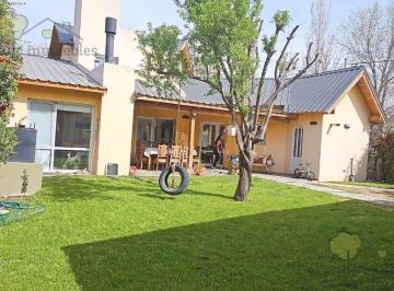 Casa · 208m² · 5 Ambientes · 2 Cocheras · Casa en Venta Plottier 3 Dorm. Apto Crédito Hiptecario