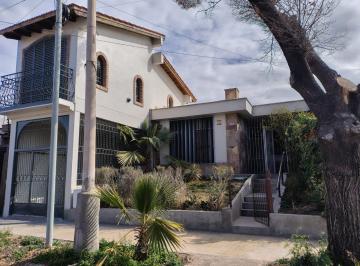 Casa de 8 ambientes, Ciudad de Mendoza · Casa + Departamento en Venta Barrio Sanidad.