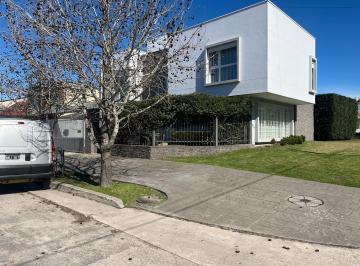 Casa · 215m² · 4 Ambientes · 4 Cocheras · Esplendida Casa Nueva en Punta Mogotes