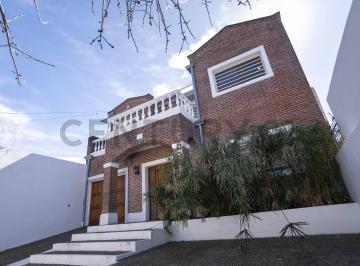 Casa · 349m² · 10 Ambientes · 2 Cocheras · Casa en Venta en Gonnet 5 Habitaciones y Piscina