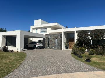 Casa de 9 ambientes, Córdoba · Altos del Chateau - Excelente Propiedad - 3 Dor + Anexo 2 Dorm - Coch 2 - Pileta