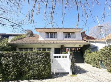 Casa · 227m² · 5 Ambientes · 1 Cochera · Chalet con 3 Dorm. Mas Dormitorio de Servicio Parque con Piscina en Los Troncos
